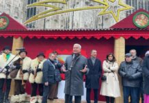 Milano, inaugurato il mercatino di Natale in piazza Duomo