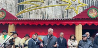 Milano, inaugurato il mercatino di Natale in piazza Duomo