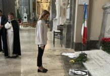 Metsola depone corona di fiori sulla tomba di Falcone a Palermo