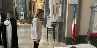 Metsola depone corona di fiori sulla tomba di Falcone a Palermo