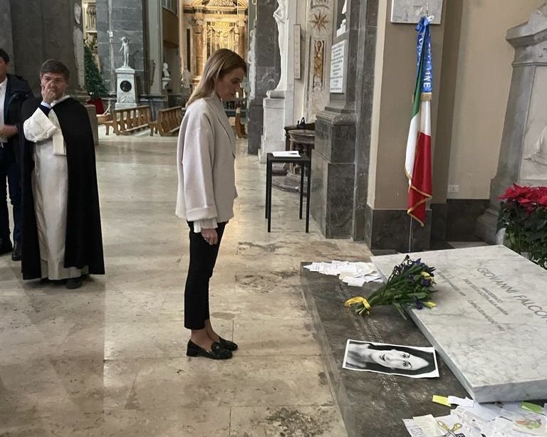 Metsola depone corona di fiori su tomba Falcone a Palermo