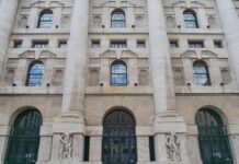 Apertura in lieve calo per Piazza Affari