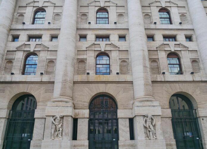 Milano piazza affari: l'unghia di L.O.V.E. opera di Maurizio Cattelan risulta essere dopo tre mesi dipinta ancora di rosa