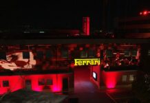 Ferrari, un light show accende gli stabilimenti di Maranello