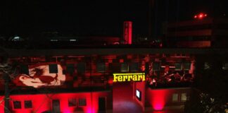 Ferrari, un light show accende gli stabilimenti di Maranello