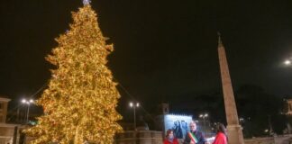 Natale a Roma, acceso l’albero a piazza del Popolo