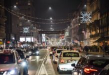 Milano, inaugurate le luci di Natale “sostenibili” in Corso Buenos Aires