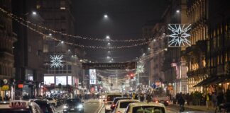 Milano, inaugurate le luci di Natale “sostenibili” in Corso Buenos Aires