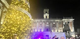 In piazza del Campidoglio acceso l’albero di Natale dedicato alla Costituzione