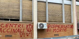 Raid vandalico al Policlinico di Palermo, scritte No Vax sui muri