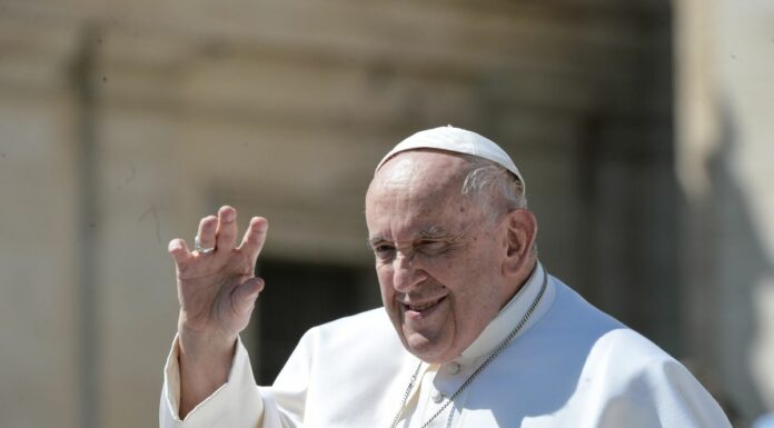 Papa Francesco “Speriamo che il Natale rafforzi l’impegno per la pace”