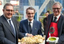 Tutto esaurito per la focaccia di Natale in piazza città di Lombardia