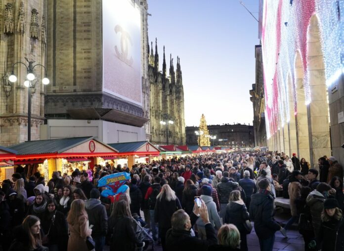 MILANO - Folla di persone fanno Shopping, acquisti natalizi, Mercatino di Natale in Corso Vittorio Emanuele e L' Albero di Natale