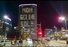 Palazzo Pirelli a Milano illuminato con la scritta “Non sei da sola – 1522”