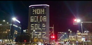 Palazzo Pirelli a Milano illuminato con la scritta “Non sei da sola – 1522”