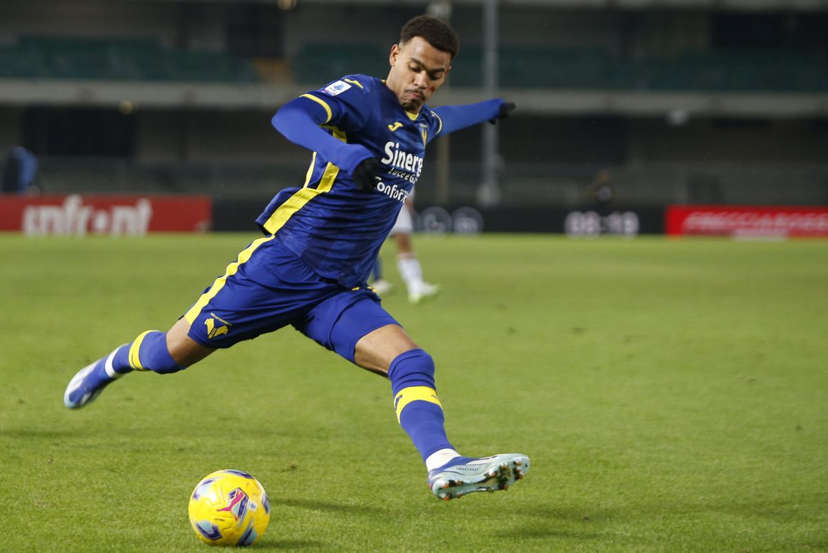 Il Verona batte 2-0 il Cagliari e si rilancia Il Verona batte 2-0 il Cagliari e si rilancia