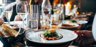 Gli italiani in vacanza prediligono il ristorante, ma non quello gourmet