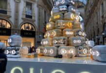 Milano, ambientalisti gettano vernice su albero di Natale in Galleria