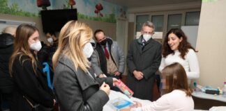 Il sindaco di Napoli in visita ai bambini dell’ospedale Santobono
