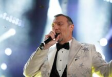 Amadeus saluta il 2023 da Crotone con “L’anno che verrà”