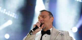 Amadeus saluta il 2023 da Crotone con “L’anno che verrà”