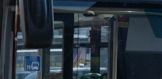 Avvocata accoltellata sul bus a Napoli, l’aggressore si è suicidato in ospedale