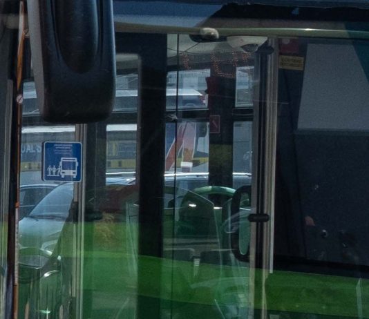 Avvocata accoltellata sul bus a Napoli, l’aggressore si è suicidato in ospedale