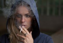 Come vincere la dipendenza da nicotina e abbandonare la sigaretta donna che fuma