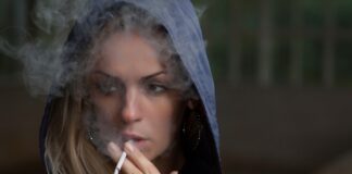 Come vincere la dipendenza da nicotina e abbandonare la sigaretta donna che fuma