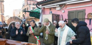 Inaugurato il sandolo “Sciopon” allo squero ex Tramontin