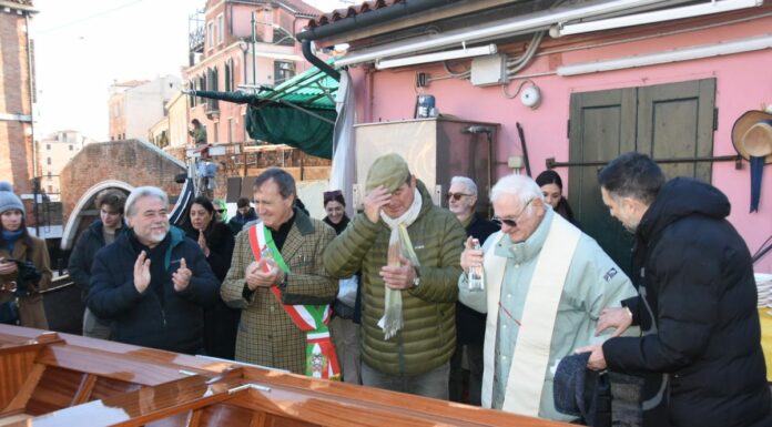 Inaugurato il sandolo “Sciopon” allo squero ex Tramontin
