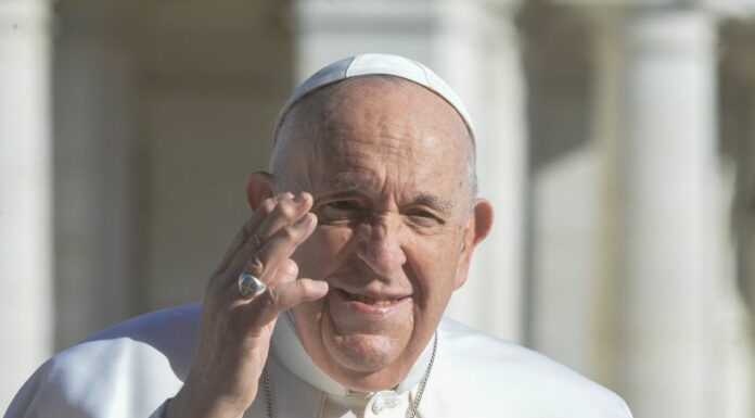 Papa Francesco chiede cessate il fuoco e liberazione ostaggi a Gaza