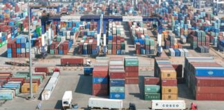 A novembre export e import in calo, saldo in crescita