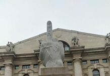 Milano, imbrattarono dito Cattelan. Ultima Generazione a processo