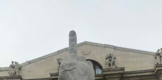 Milano, imbrattarono dito Cattelan. Ultima Generazione a processo
