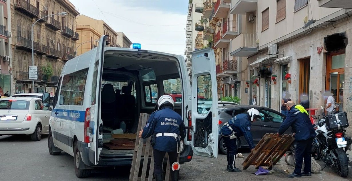 Controlli dei vigili urbani nel centro storico di Palermo, multe e sequestri