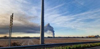 In fiamme capannone azienda Cavenago Brianza,sindaco “Chiudete finestre”