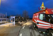 Camion si ribalta sulla Tangenziale Ovest di Milano, un ferito lieve