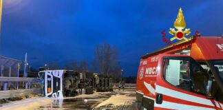 Camion si ribalta sulla Tangenziale Ovest di Milano, un ferito lieve