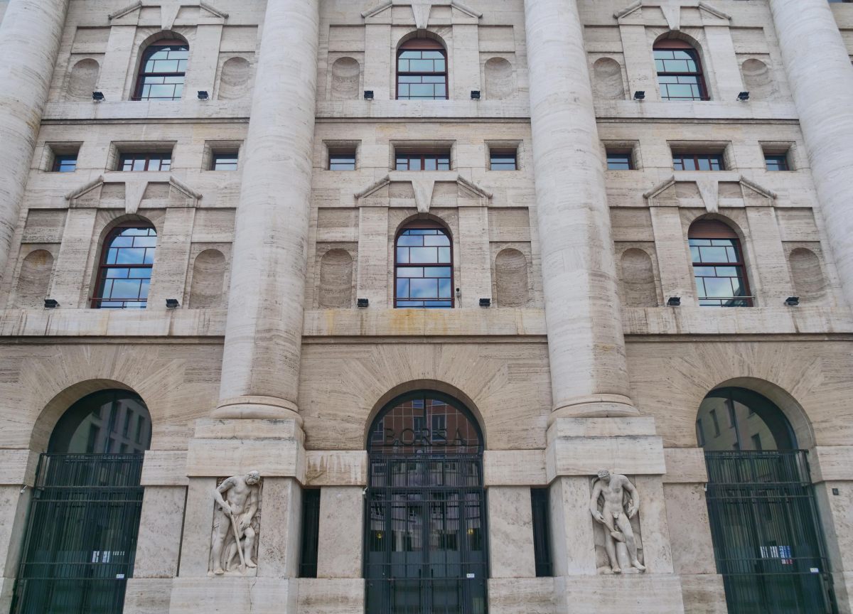 Piazza Affari chiude in calo Ftse Mib 0 33 Agenzia di stampa