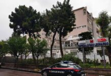 Donna picchiata dal marito, figlio 16enne tenta di darsi fuoco