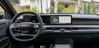 Con 4screen di Kia si accede ai servizi disponibili lungo il tragitto