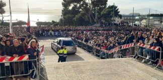 “Corri braccia al cielo Gigi”, in 30mila per l’ultimo saluto a Riva