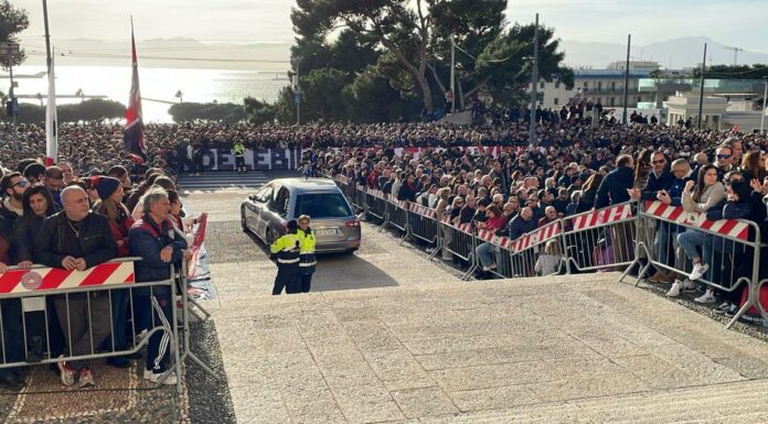 “Corri braccia al cielo Gigi”, in 30mila per l’ultimo saluto a Riva