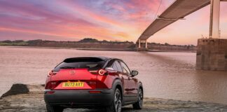 Mazda MX-30 e-Skyactiv R-EV è l’ibrida plug-in dell’anno per “What Car?”