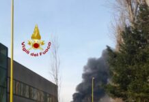 Settala, incendio in azienda di imballaggi. Nessuna persona coinvolta