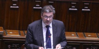 Poste, Giorgetti “Nessuna svendita, controllo dello Stato garantito”