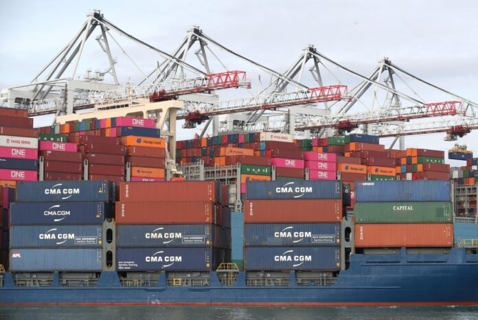 Uk, auto Honda in attesa di essere caricate su una nave container al Porto di Southampton