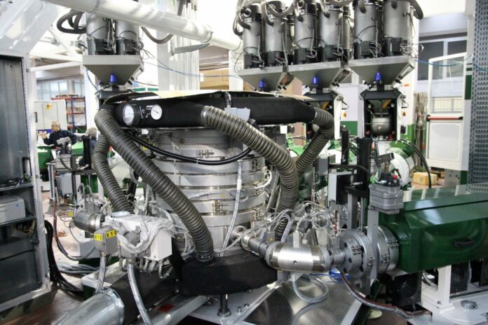 Presidente regione lombardia visita la ditta Macchi che costruisce impianti di estrusione