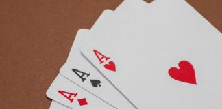 Perché è vietato contare le carte? Scopriamolo insieme 4 assi - carte da gioco